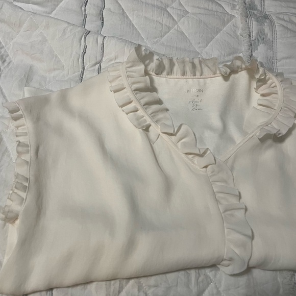 Marc Cain ivory feminine ruffle v neck blouse. Cap sleeve with ruffle. Very soft - Picture 4 of 10